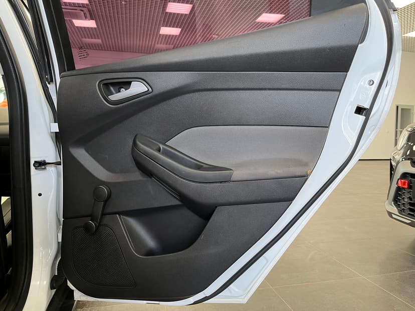 ford-focus-2012-25-23