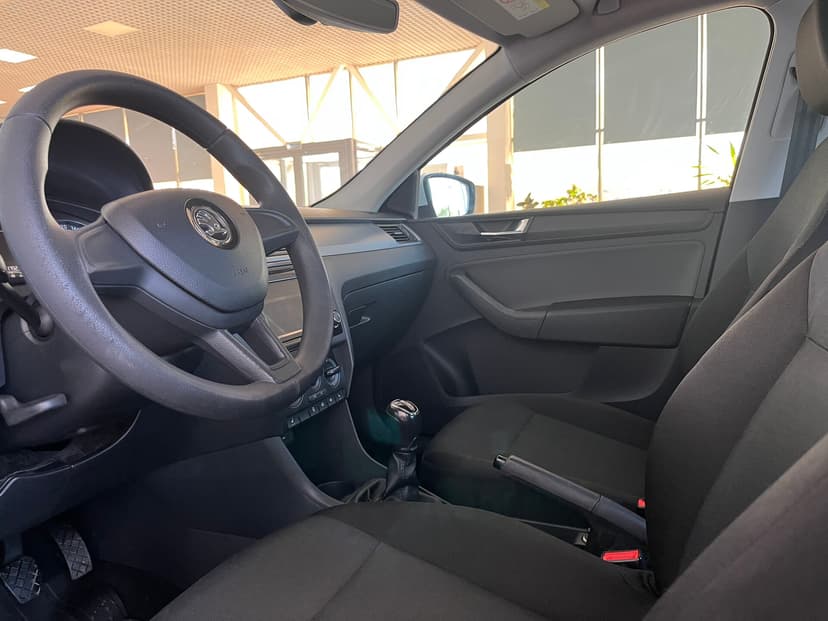 skoda-rapid-2019-232-17