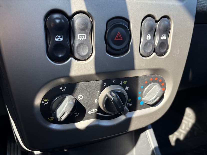 renault-logan-2011-173-14
