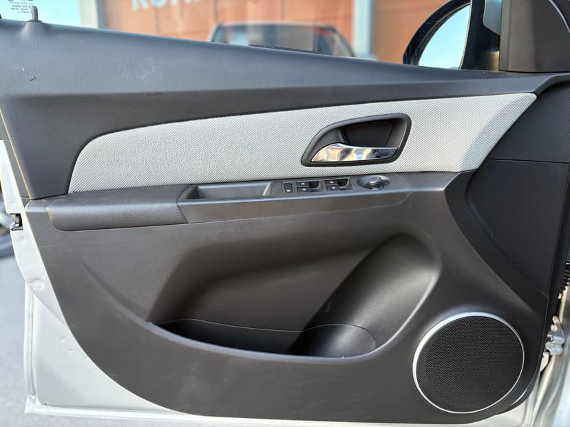 chevrolet-cruze-2012-182-23