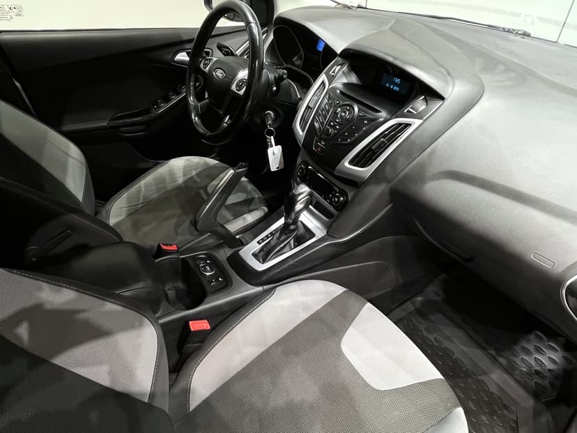 ford-focus-2012-1086-23