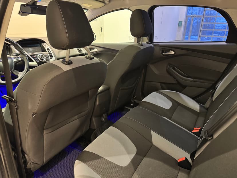 ford-focus-2011-966-23