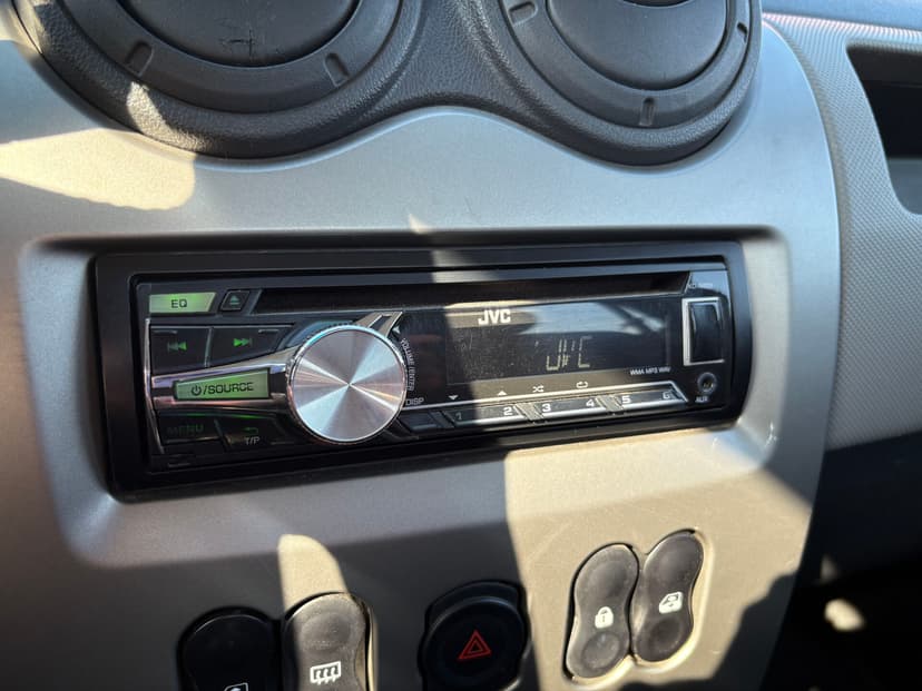 renault-logan-2011-173-13