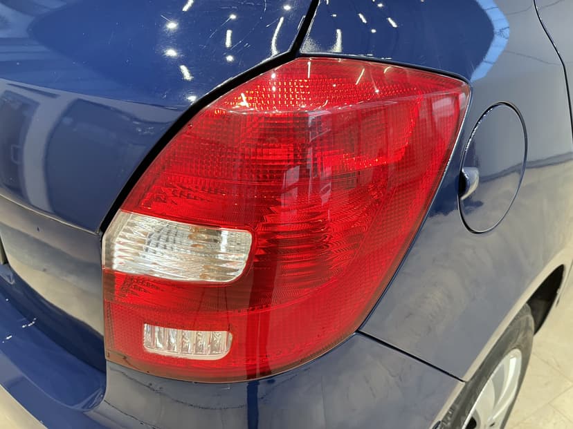 skoda-fabia-2013-1160-10