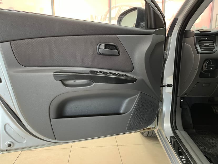 kia-rio-2010-188-12