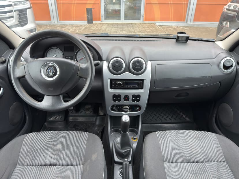 renault-logan-2011-576-10