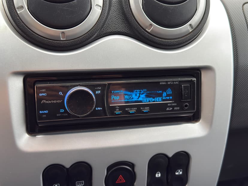 renault-logan-2011-576-13