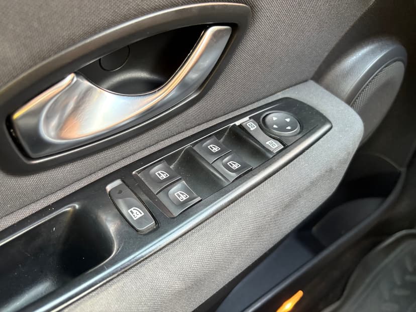renault-fluence-2010-248-17