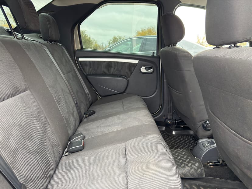 renault-logan-2011-576-25