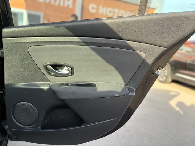 renault-fluence-2010-248-26