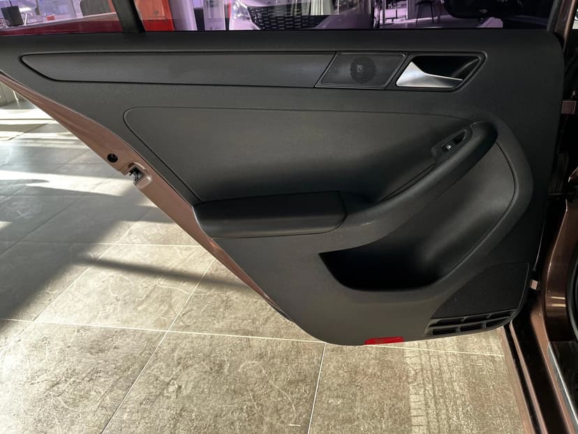 volkswagen-jetta-2015-390-20