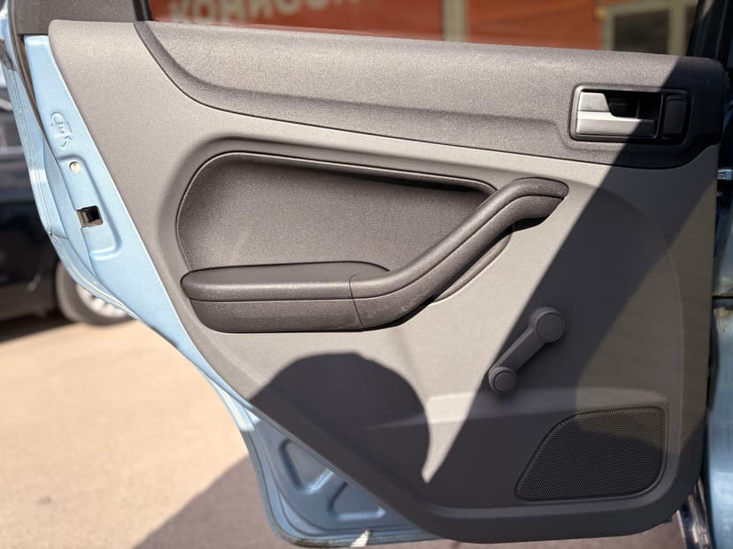 ford-focus-2008-323-26