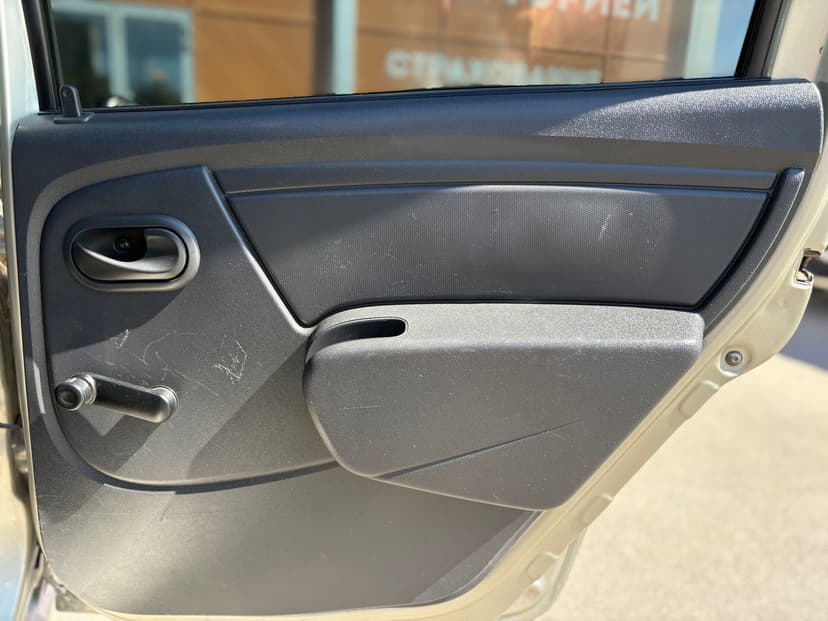 renault-logan-2010-238-25