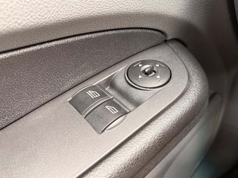 ford-focus-2008-323-17