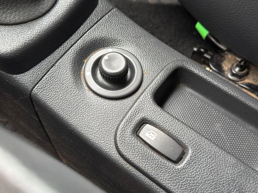 renault-logan-2011-576-15