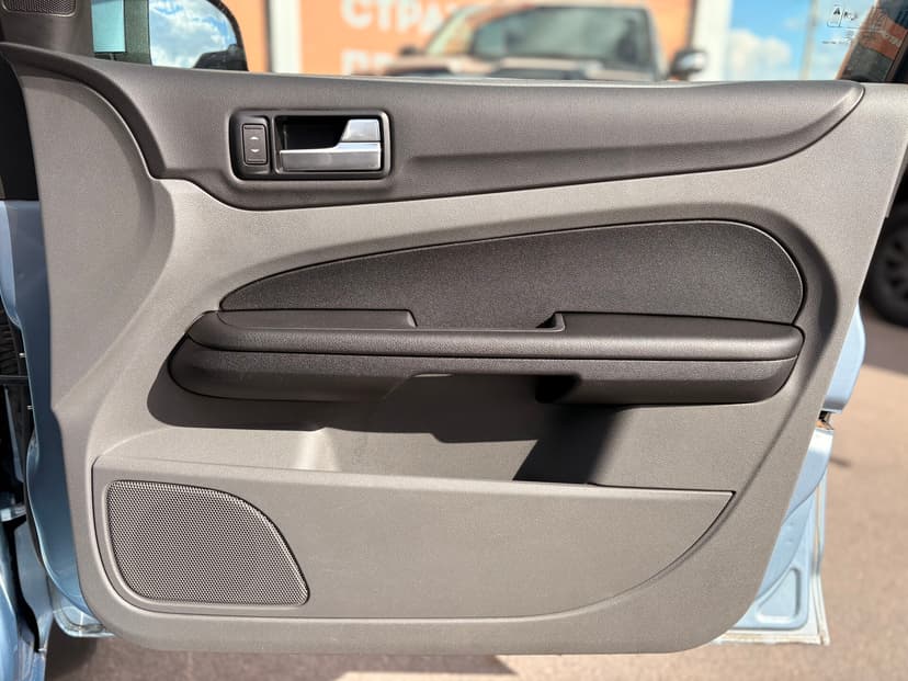 ford-focus-2008-323-23