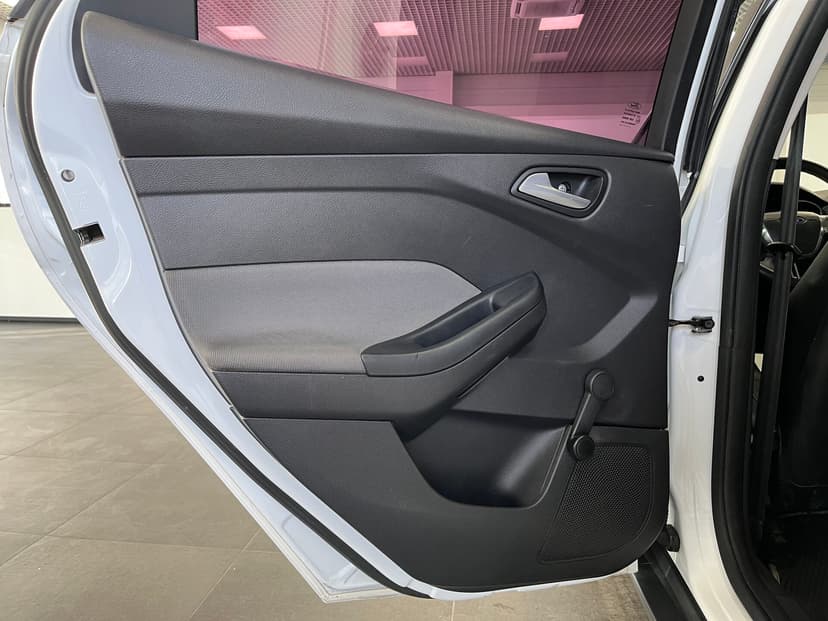ford-focus-2012-25-21