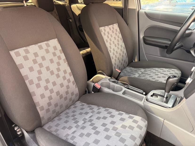 ford-focus-2008-323-21