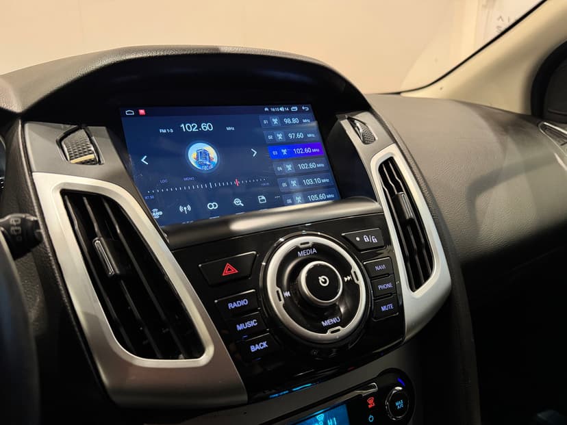 ford-focus-2011-966-13