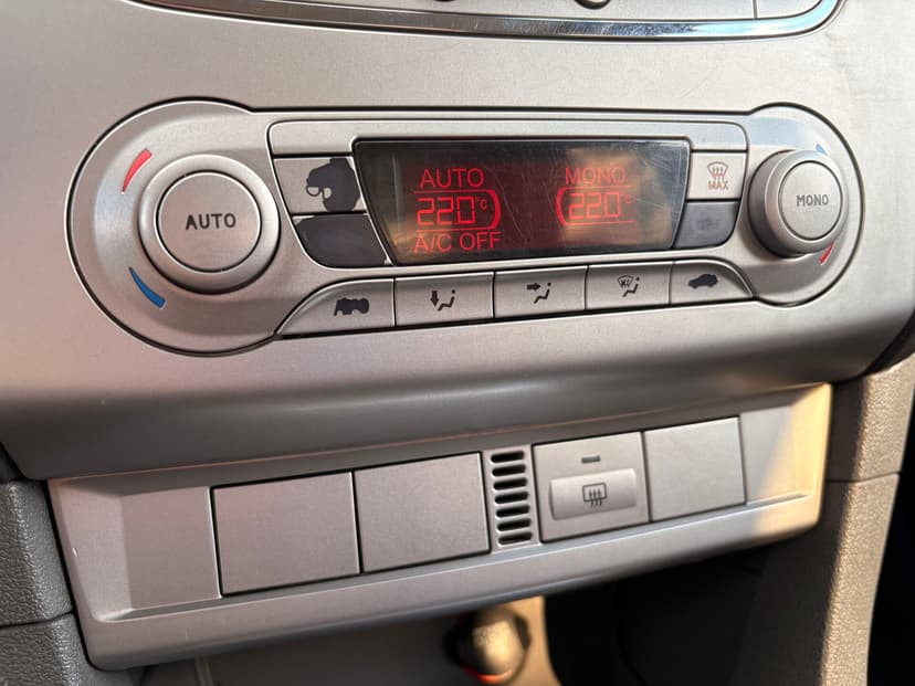 ford-focus-2008-323-14