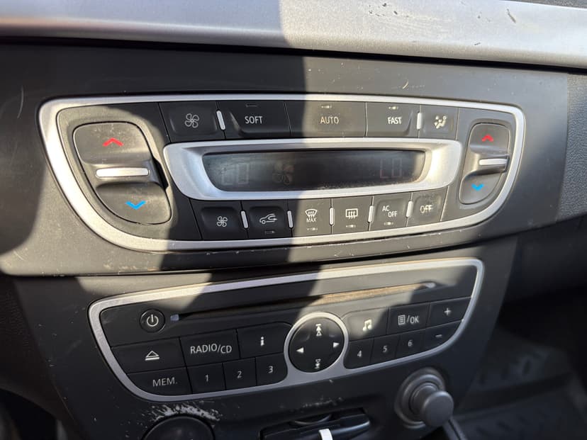 renault-fluence-2010-248-15