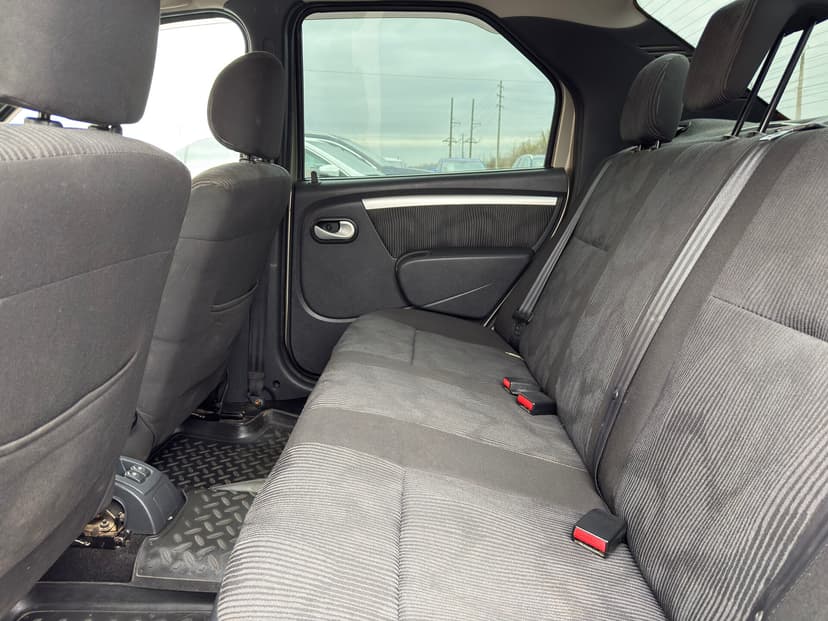 renault-logan-2011-576-24