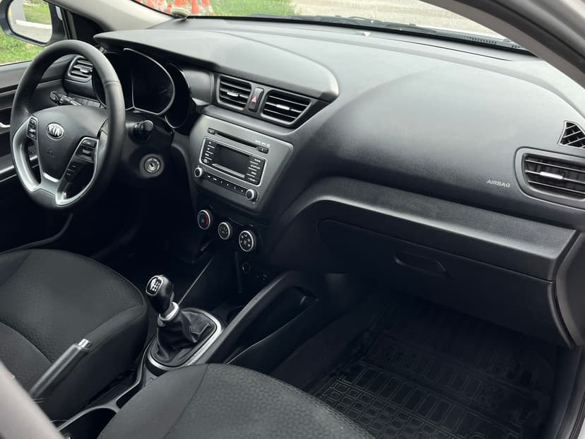 kia-rio-2017-39-24