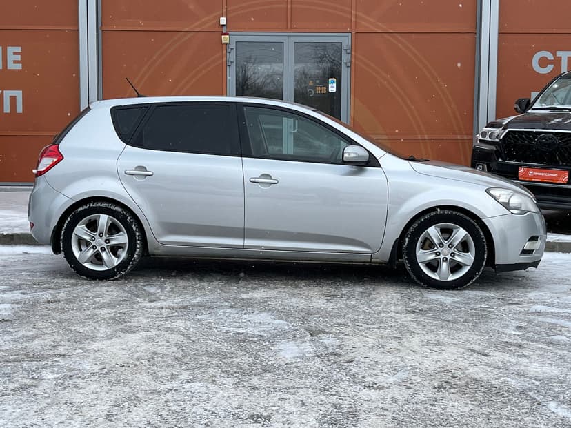 kia-ceed-2010-1006-3