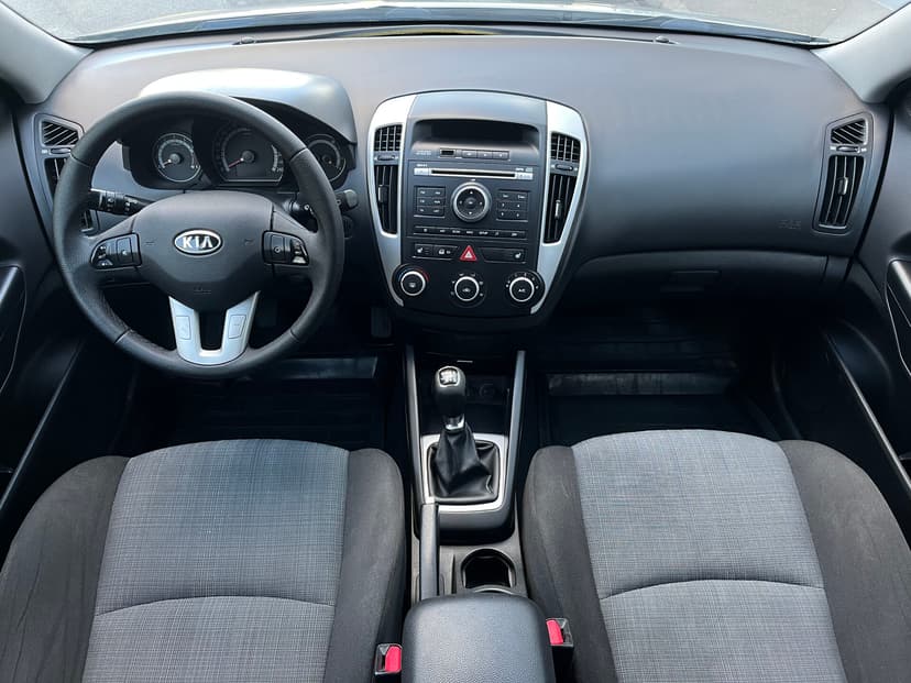 kia-ceed-2012-74-10
