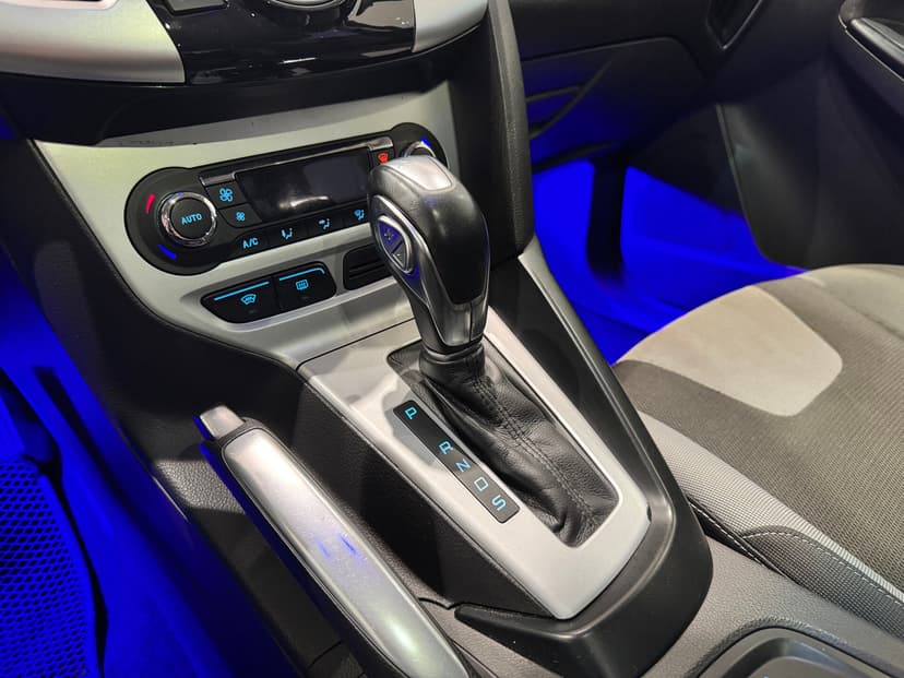 ford-focus-2011-966-15