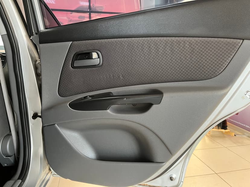 kia-rio-2010-188-23