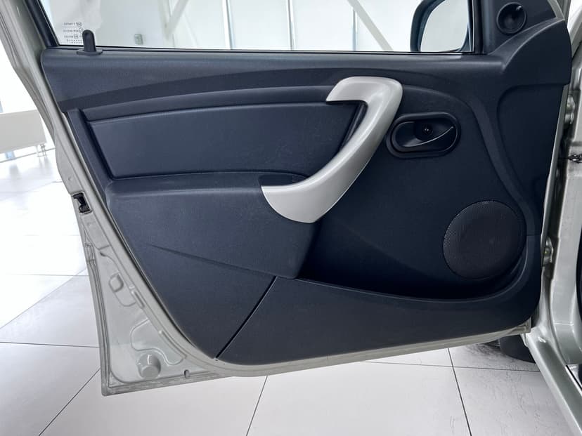 renault-logan-2012-270-18