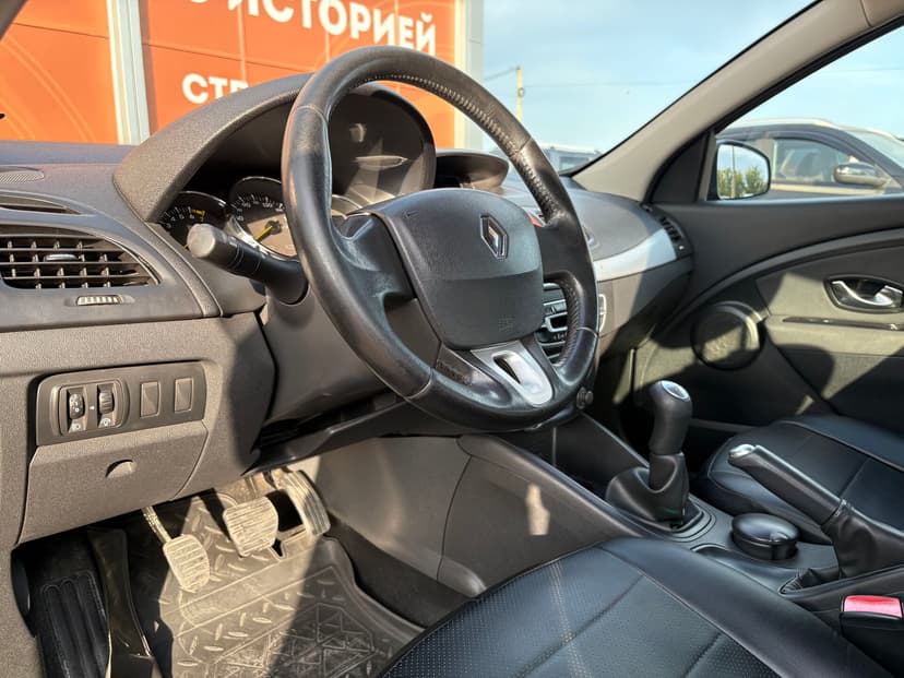 renault-fluence-2010-248-12