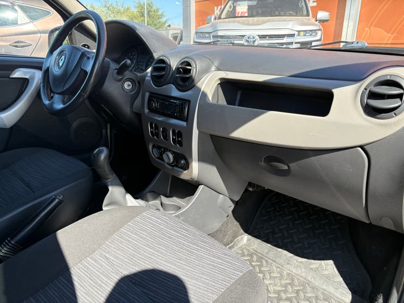 renault-logan-2010-238-18