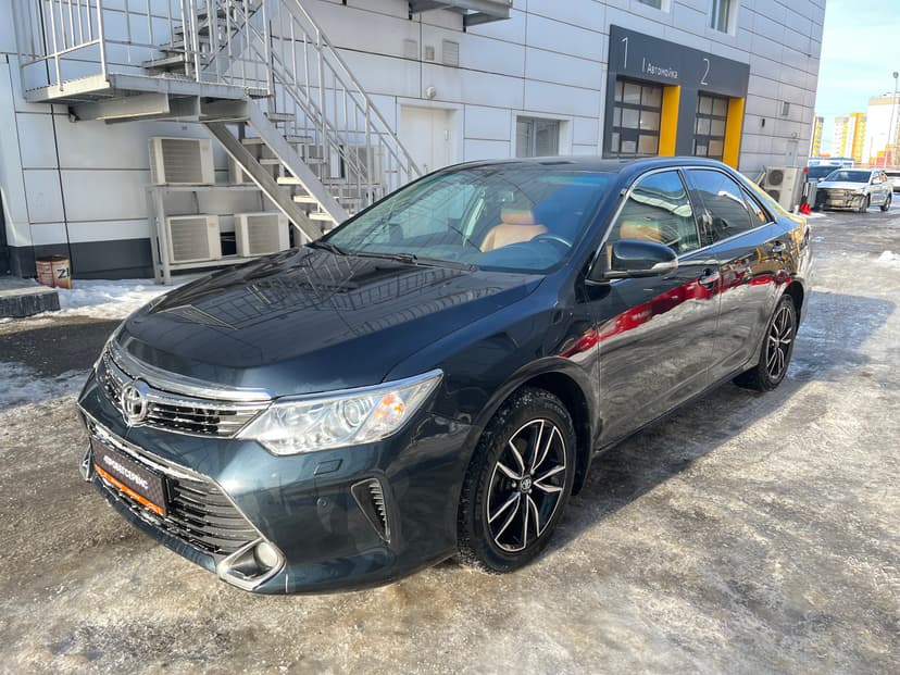 toyota-camry-2017-1100-0