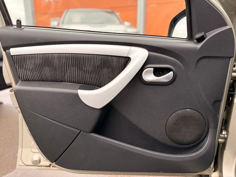 renault-logan-2011-576-22