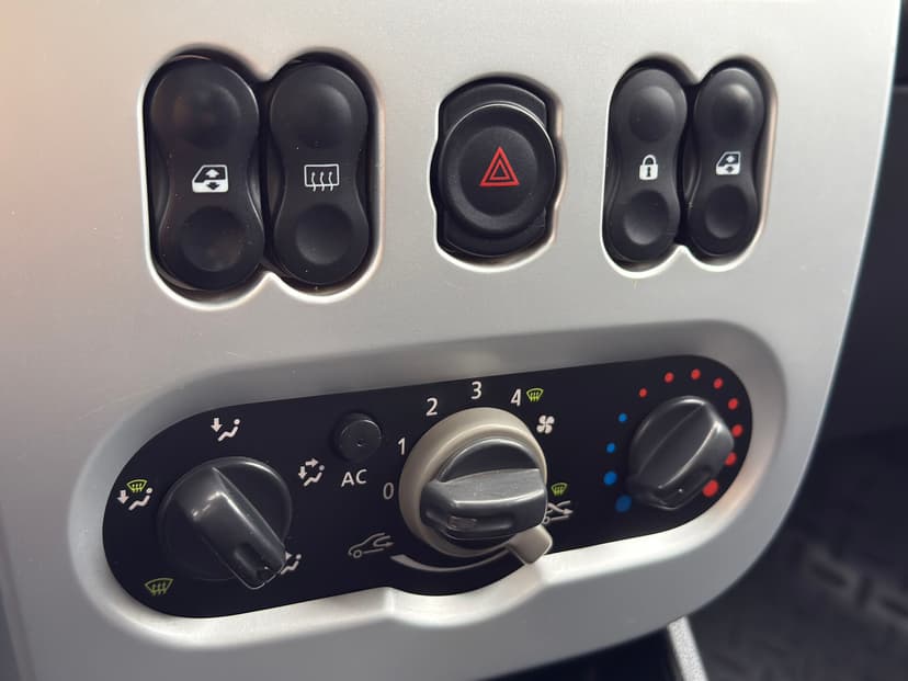 renault-logan-2011-576-14