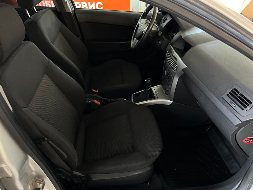 opel-astra-2011-226-13
