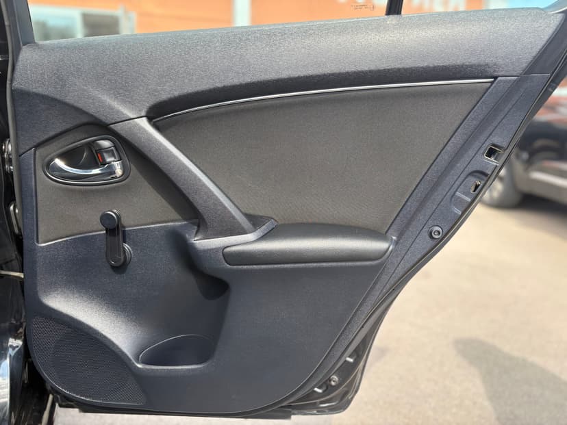 toyota-avensis-2010-185-28