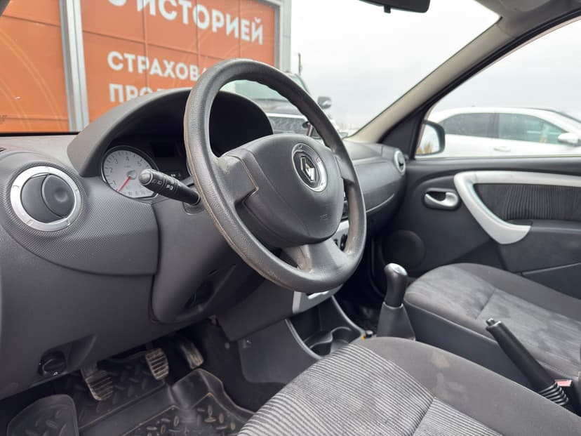 renault-logan-2011-576-18