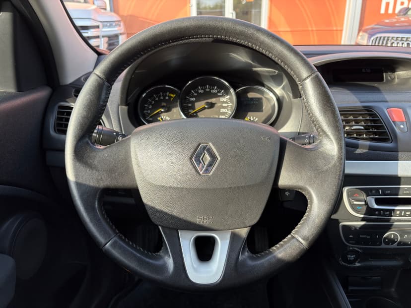 renault-fluence-2010-248-13