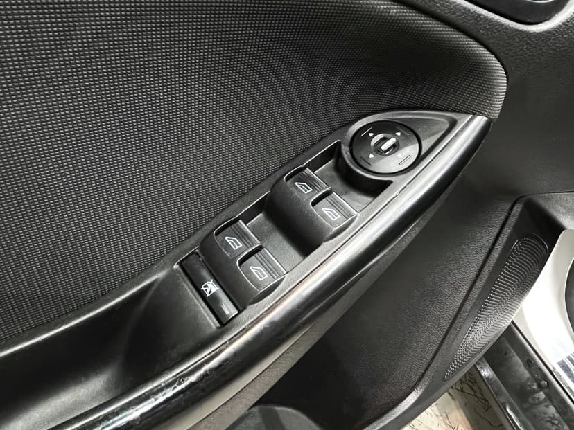 ford-focus-2012-1086-10