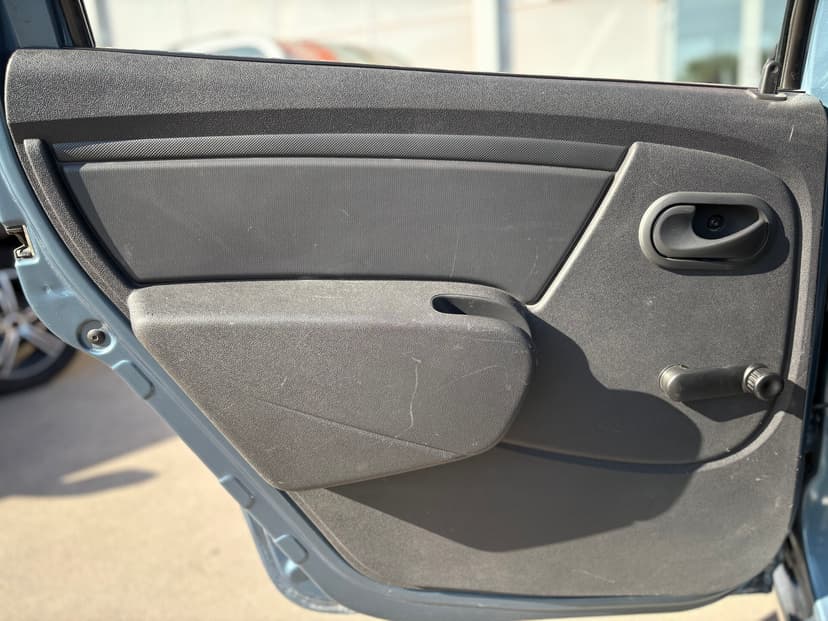 renault-logan-2011-173-24