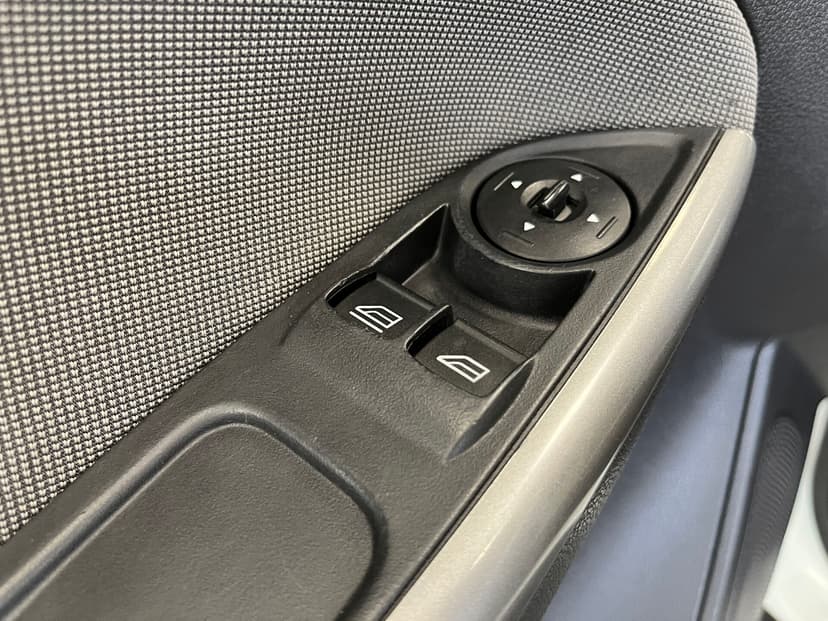 ford-focus-2012-25-19