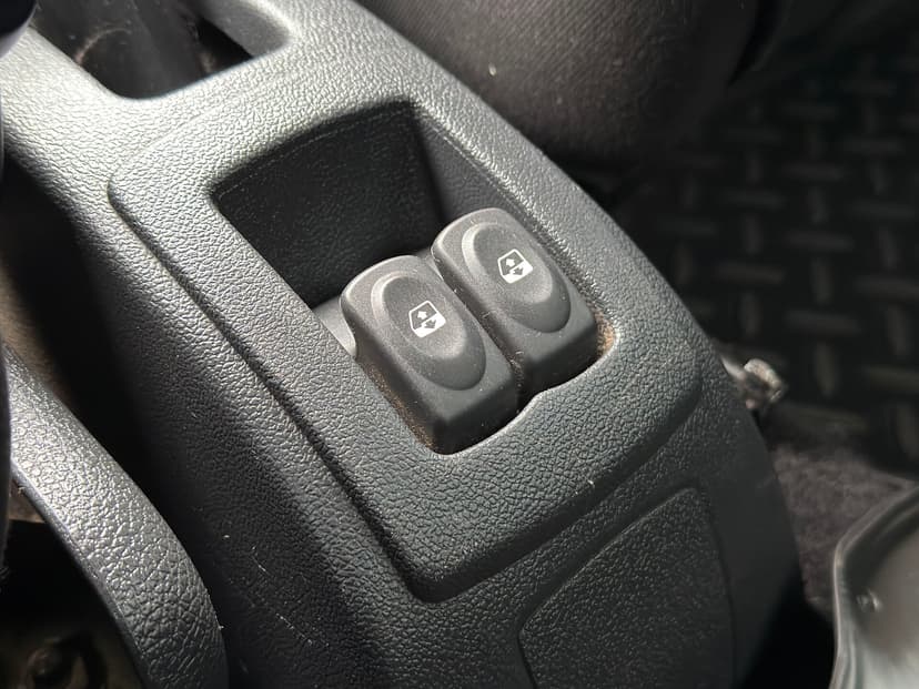 renault-logan-2011-576-26