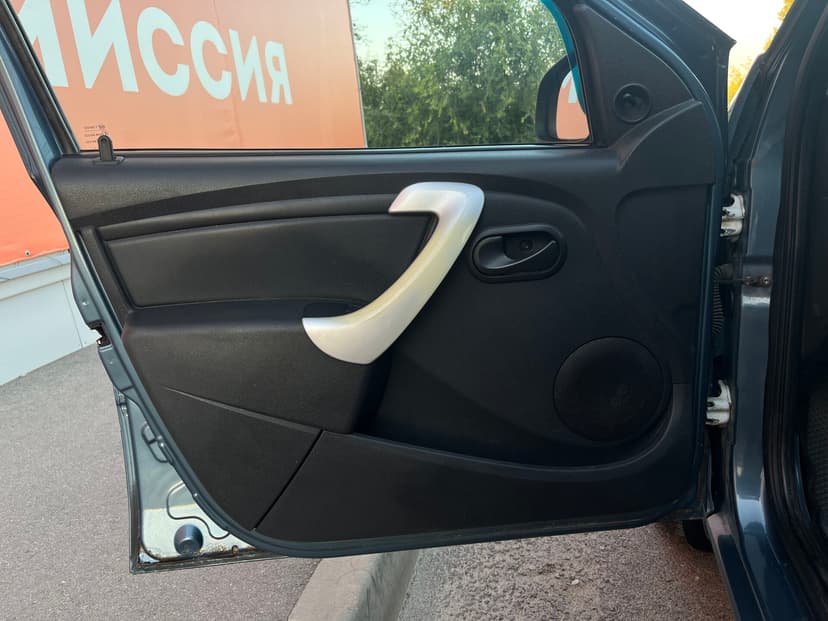 renault-logan-2013-62-13