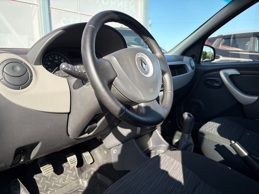 renault-logan-2011-173-16